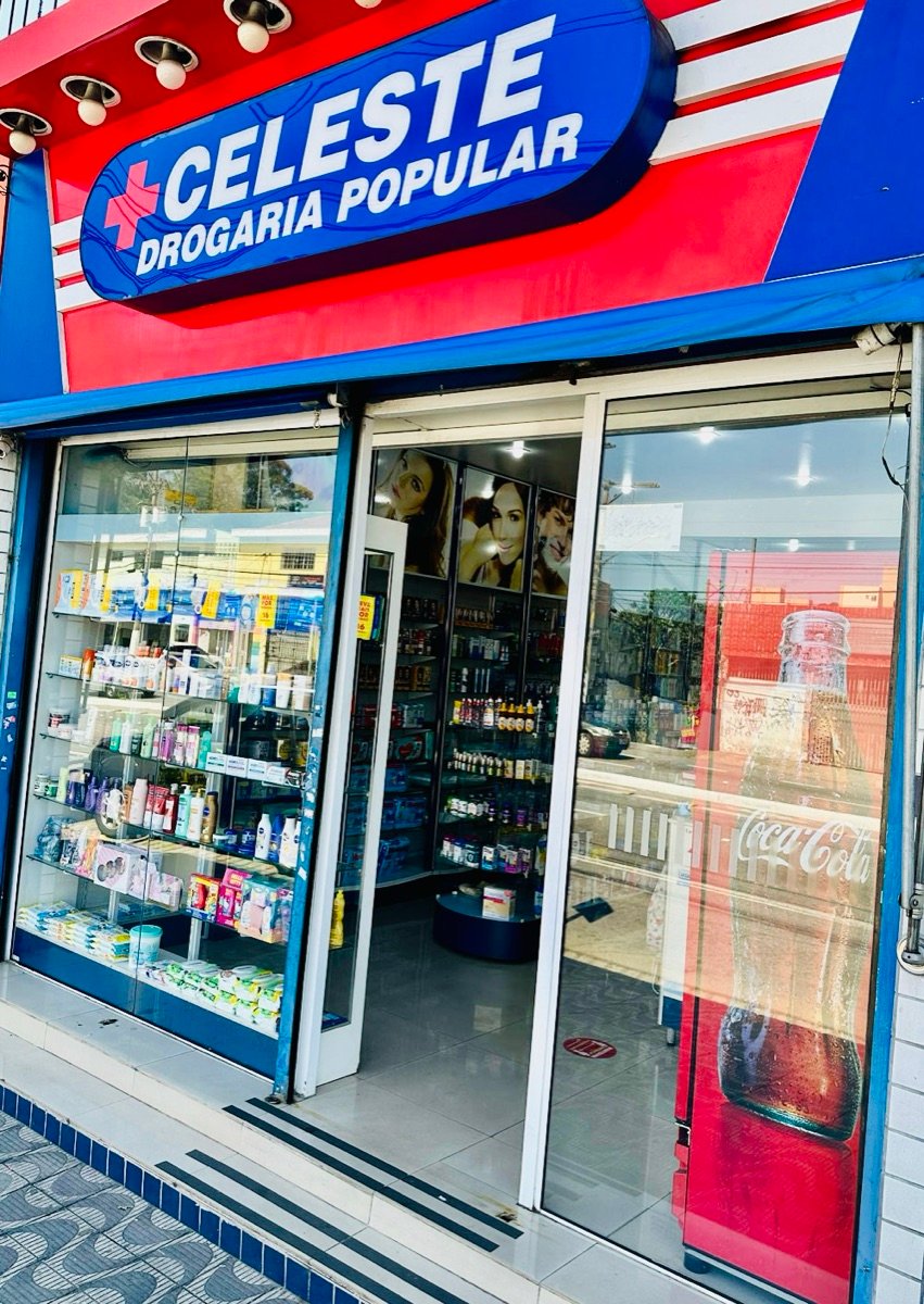 Fachada azul e vermelha da Celeste Drogaria Popular na Av. Nossa Senhora do Sabará, 4221