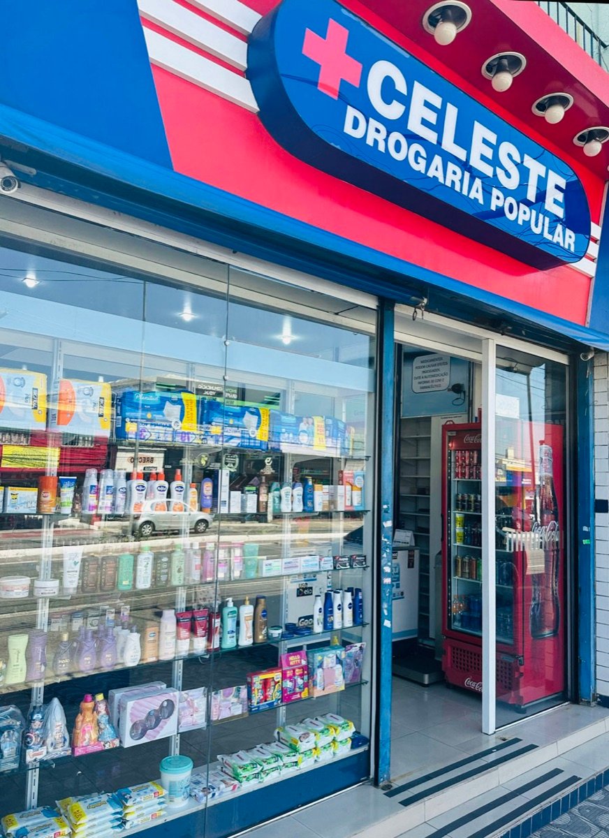 Fachada azul e vermelha da Celeste Drogaria Popular na Av. Nossa Senhora do Sabará, 4221