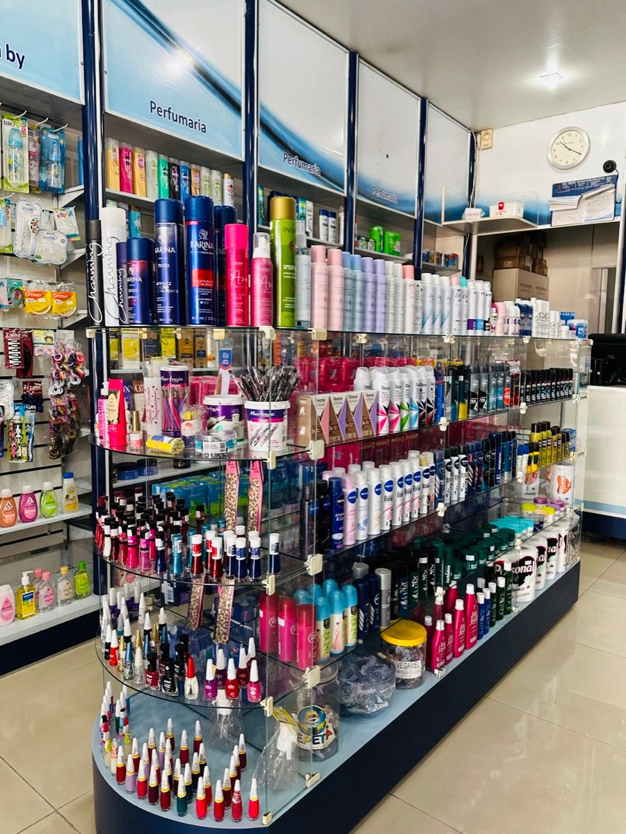 Corredor de perfumaria e cuidados pessoais da Celeste Drogaria Popular, no Jardim Palmares